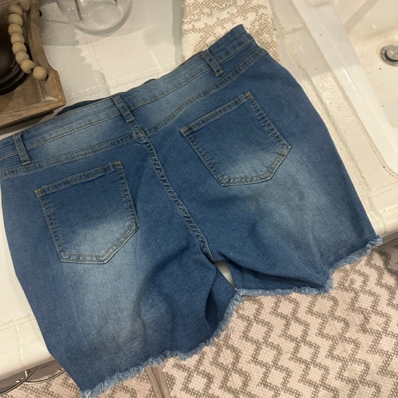 Shorts with slanted 2 button waist band! - Picture 2 of 3